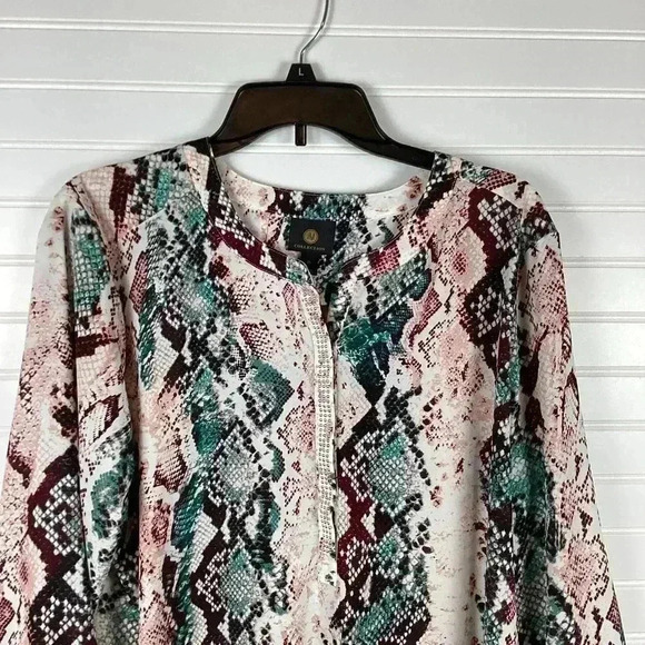 JM CollectionNWOT Women's White Green Brown Printed Top Snakeskin Look Size XL - Picture 2 of 6